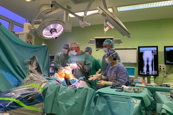 Pierwszy w Europie Środkowo-Wschodniej robot operacyjny NAVIO wsparł lekarzy z Kliniki Ortopedii Ogólnej, Onkologicznej i Traumatologii