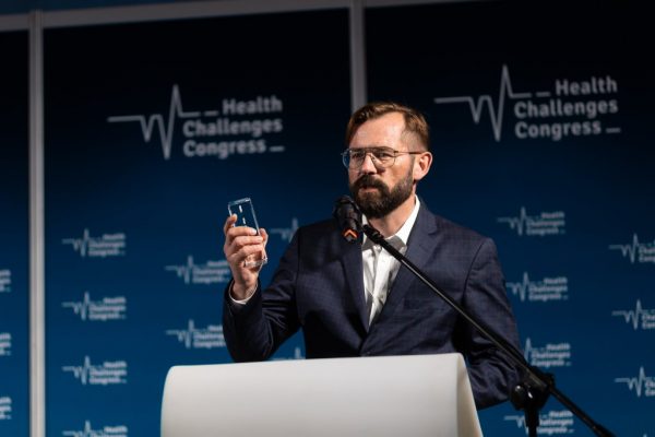 Statuetka dla Urzędu Marszałkowskiego Województwa Wielkopolskiego  w konkursie „Zdrowy Samorząd”