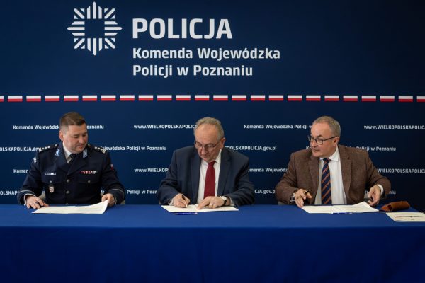 Dyrektor Szpitala dr n. med. Przemysław Daroszewski wraz z Komendantem Wojewódzkiej Policji w Poznaniu oraz Wicemarszałkiem Województwa Wielkopolskiego Wojciechem Jankowiakiem