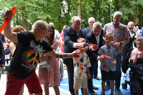przecięcie wstęgi podczas uroczystego otwarcia Centrum Technologiczne Wspomaganej Rehabilitacji dla Dzieci