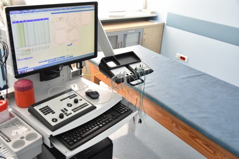 wyniki na komputerze w pracowni EMG i ENG