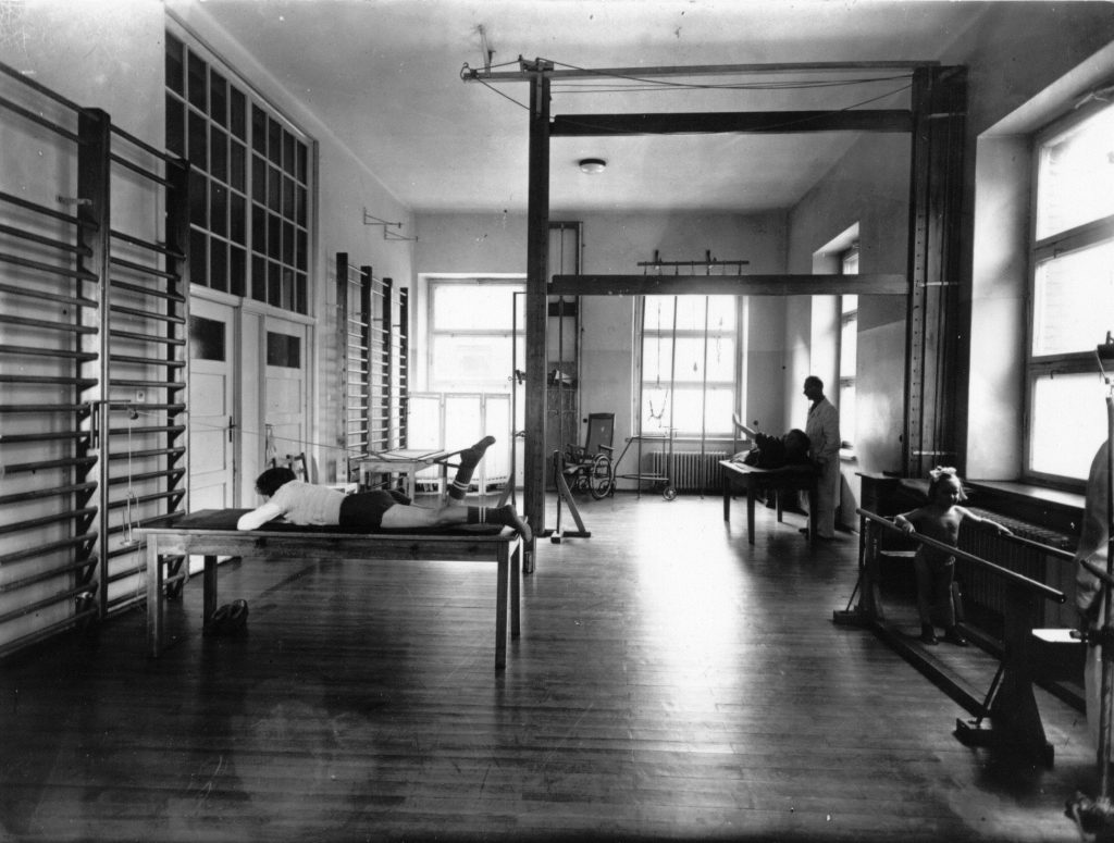 historyczne zdjęcie sali rehabilitacyjnej