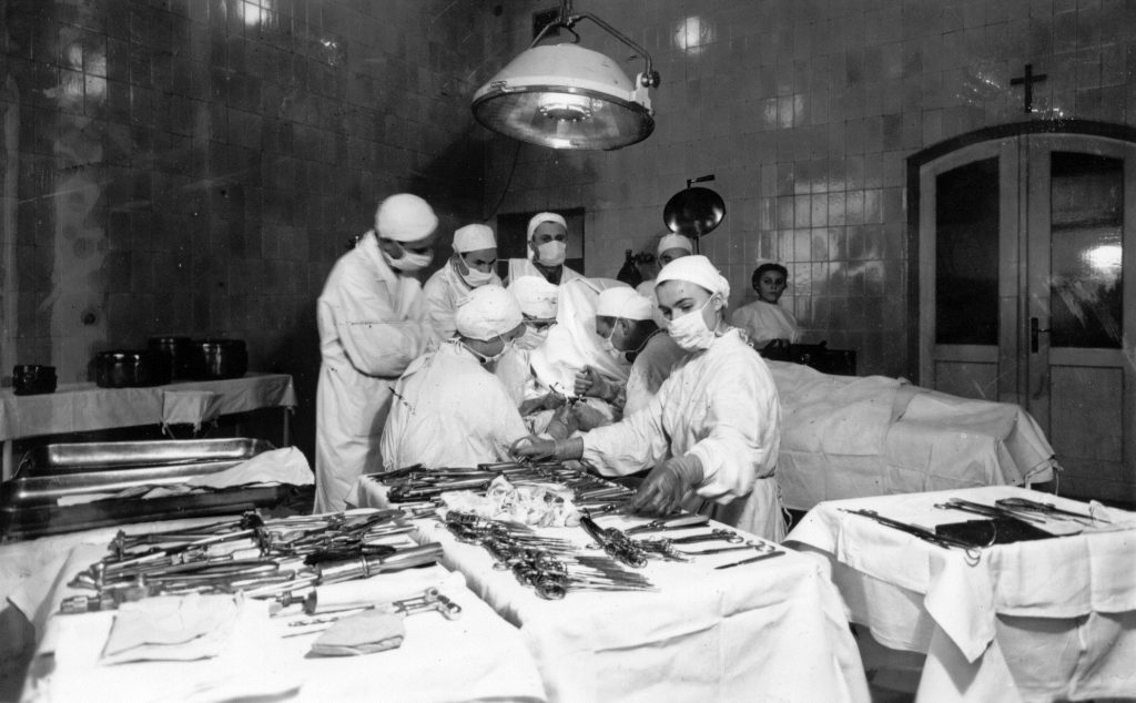 historyczne zdjęcie sali operacyjnej