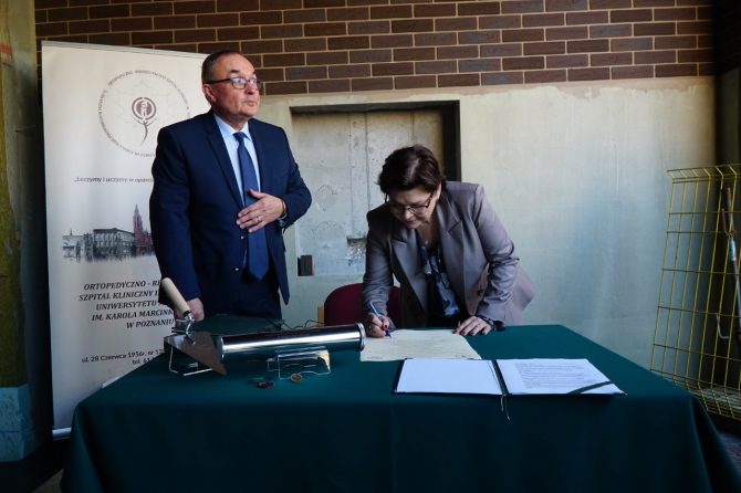Powstaje nowe skrzydło poznańskiego szpitala. W piątek uroczyście wmurowany został kamień węgielny i akt erekcyjny budowy nowego skrzydła Ortopedyczno-Rehabilitacyjnego Szpitala Klinicznego im. Degi UM w Poznaniu.