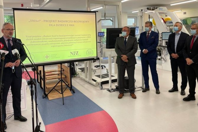 W Centrum Technologicznie Wspomaganej Rehabilitacji Adam Niedzielski ogłosił w czwartek uruchomienie projektu robotycznie wspomaganej rehabilitacji osób z SMA, finansowanego z funduszu Agencji Badań Medycznych