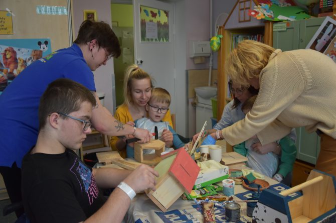 Wolontariusze Fundacji Moje Skrzydła oraz pracownicy Castoramy w Swarzędzu odwiedzili Szpital