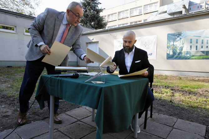 Sebastian Kulczyk w Poznaniu. Odwiedził szpital Degi, gdzie jego fundacja pomaga zbudować laboratorium chodu