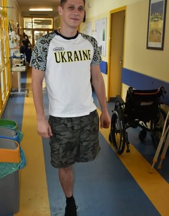 30 tys. zł przekazał Caritas Poznań na zakup protezy dla żołnierza armii ukraińskiej, który leży poznańskim szpitalu klinicznym im. Degi.