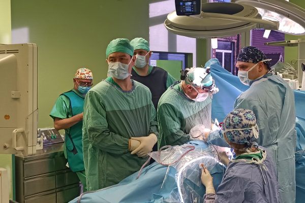 Kręgosłup rośnie, a dziecko się prostuje. Innowacyjne operacje w poznańskim szpitalu