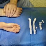 72ca59ab-b024-4287-9a9d-c4e628a75b0c ręka i elementy 3D