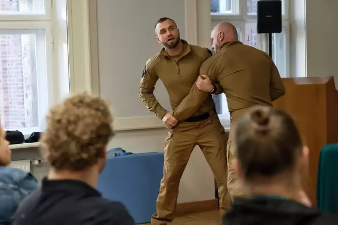 Coraz więcej ataków na lekarzy i ratowników. Jak się bronić? Policjanci przeprowadzili specjalne szkolenie dla medyków w Poznaniu